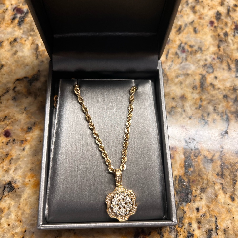 Elegant Gold Pendant Necklace